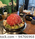 Eating Korean food on a trip to Korea, overflowing beef hot pot 94766968