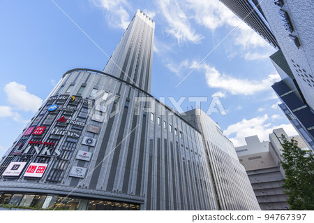 淀橋梅田在蔚藍的天空中閃耀 94767397