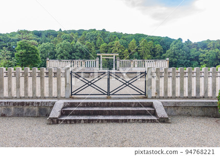 [World Heritage] Konda Gobyo Yamakofun Mausoleum Mausoleum of the 15th Emperor Ojin 94768221