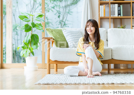 年輕女子在客廳放鬆 年輕女子在客廳放鬆 94768338