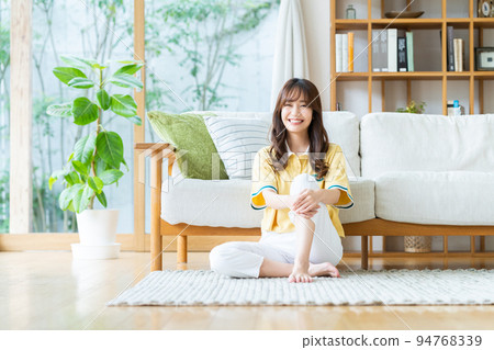 年輕女子在客廳放鬆 94768339