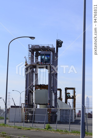 Raised straddle carrier Raised straddle carrier 94768811
