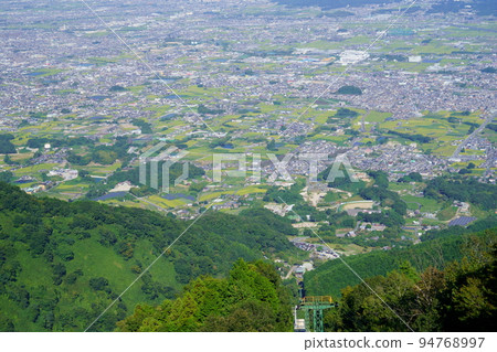 Looking down at the trailhead from Katsuragiyama Sanjo Station 94768997