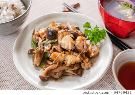 Stir-fried Mushrooms and Scallops with Soy Sauce 94769421