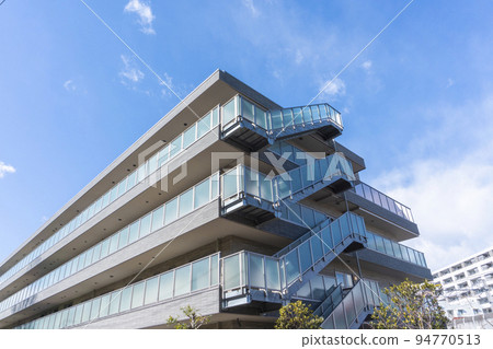 Appearance of condominium and scenery of refreshing blue sky Appearance of condominium and scenery of refreshing blue sky 94770513