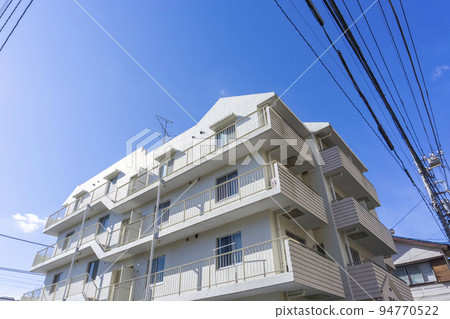 公寓的外觀和清新的藍天風景 94770522