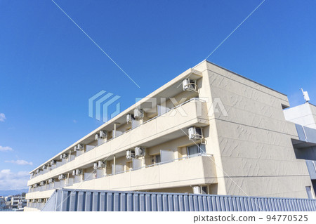 公寓的外觀和清新的藍天風景 94770525