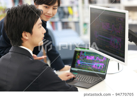 A female designer giving a lecture on CAD operations to a male designer_1 94770705