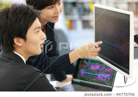 A female designer giving a lecture on CAD operations to a male designer_2 94770706