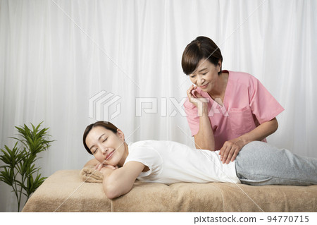 Chiropractor doing a back massage 94770715
