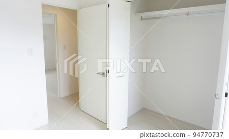 新房子裡的新衣櫥 94770737