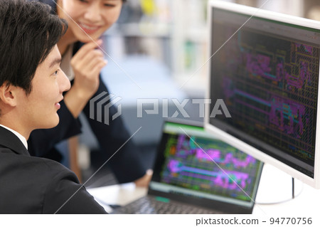 A male designer who deepened his understanding of CAD operations after receiving a lecture from a female designer_3 94770756