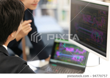 CAD屏幕和男女設計師_1 94770757