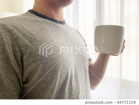 男子與馬克杯 男子與馬克杯 94771159