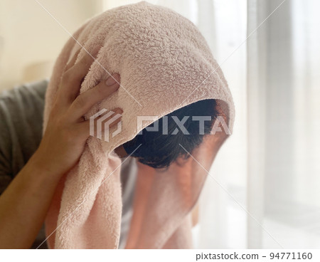 男性用毛巾擦乾頭髮 男性用毛巾擦乾頭髮 94771160