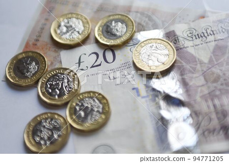 British 20 pound and 1 pound old banknotes 94771205