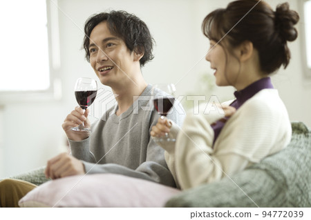 年輕夫婦在客廳喝酒 94772039