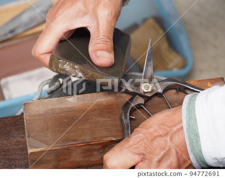 sharpen pruning shears 94772691