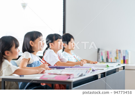在補習班學習的小學生。 在補習班學習的小學生。 94773458