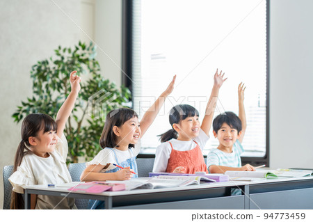 Elementary school students studying at cram school. 94773459