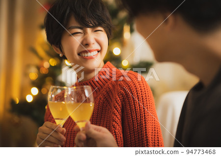 Christmas tree living room at night 94773468