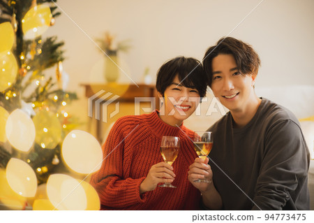 聖誕樹客廳在晚上 94773475