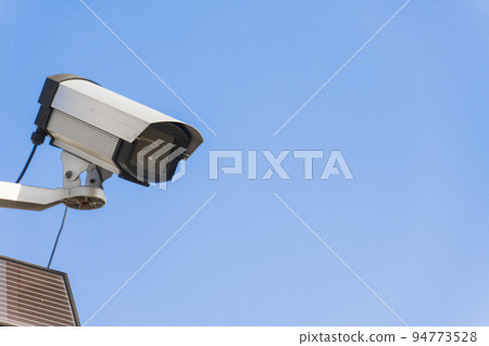 監控攝像頭。監控攝像頭。藍天背景。 94773528