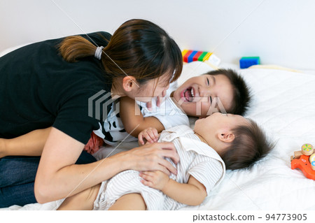 與家人一起玩耍 父母和孩子互動 94773905