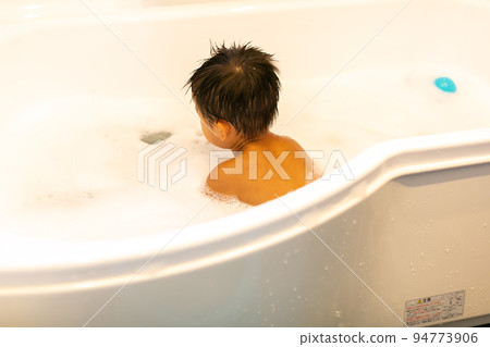 洗澡的男孩 94773906