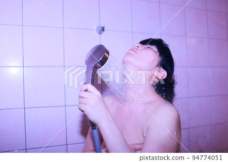 女人洗澡 94774051