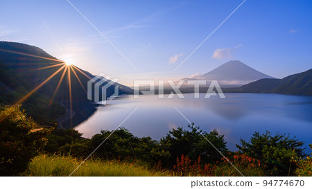 Goraiko, a superb view of upside-down Mt. Fuji seen from Lake Motosu in the early morning 94774670