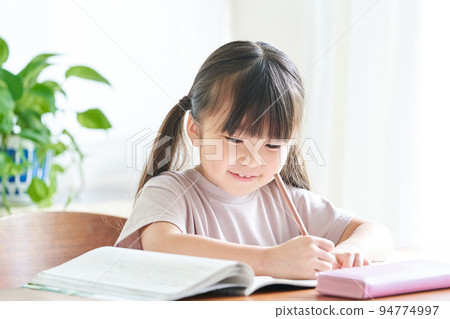 Girl studying at home 94774997