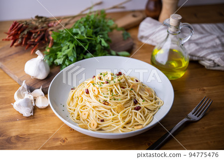 Aglio, olio e peperoncino, italian traditional pasta Aglio, olio e peperoncino, italian traditional pasta 94775476