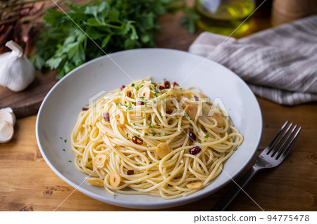 Aglio, olio e peperoncino, italian traditional pasta Aglio, olio e peperoncino, italian traditional pasta 94775478