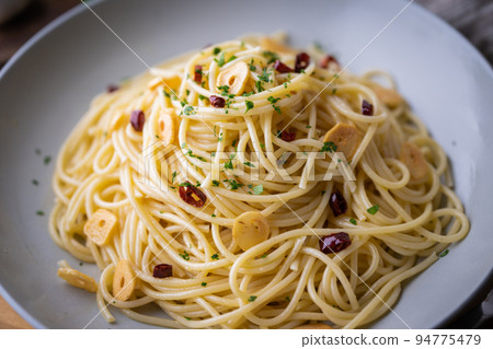 Aglio, olio e peperoncino, italian traditional pasta Aglio, olio e peperoncino, italian traditional pasta 94775479