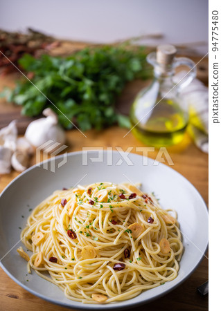 Aglio, olio e peperoncino, italian traditional pasta Aglio, olio e peperoncino, italian traditional pasta 94775480