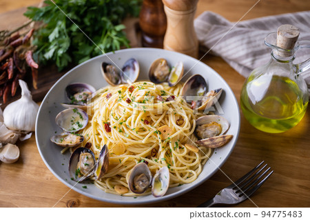 spaghetti alle vongole in bianco, pasta with clams spaghetti alle vongole in bianco, pasta with clams 94775483