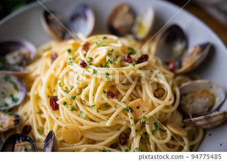 spaghetti alle vongole in bianco, pasta with clams spaghetti alle vongole in bianco, pasta with clams 94775485