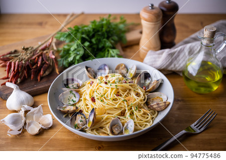 spaghetti alle vongole in bianco, pasta with clams spaghetti alle vongole in bianco, pasta with clams 94775486