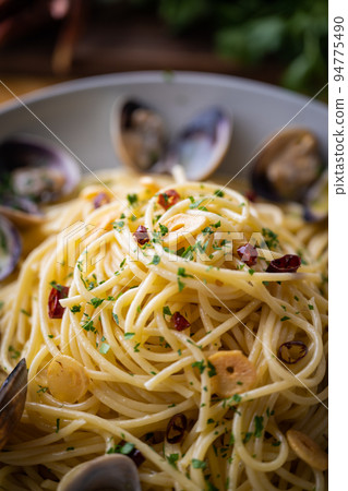 spaghetti alle vongole in bianco, pasta with clams 94775490
