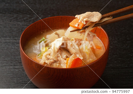 豬肉味噌湯，配料豐富 94775997