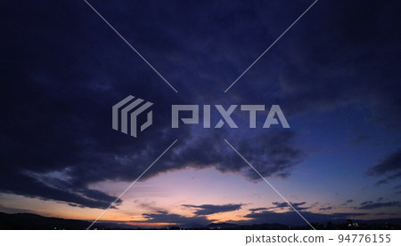 Autumn dawn sky with red clouds・Ultra wide angle・Sky main・220915am Autumn dawn sky with red clouds・Ultra wide angle・Sky main・220915am 94776155