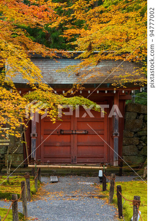 Autumn in Kyoto Ohara Sanzen-in with autumn leaves Suzakumon 94777002