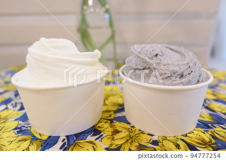 Scooping Ice Cream (Gelato, Cup Ice Cream) 94777254