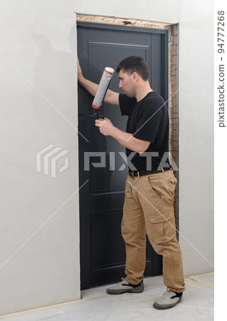 The use of mounting foam with a spray gun in construction works, installation of interior doors. The use of mounting foam with a spray gun in construction works, installation of interior doors. 94777268