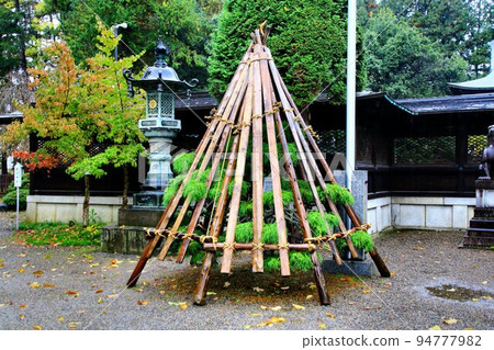 Preparing for winter in Yonezawa, a snow country… Uesugi Shrine with a snow fence Preparing for winter in Yonezawa, a snow country… Uesugi Shrine with a snow fence 94777982