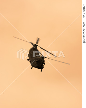 在黃昏的皇家空軍奇努克 HC2 直升機 在黃昏的皇家空軍奇努克 HC2 直升機 94778025