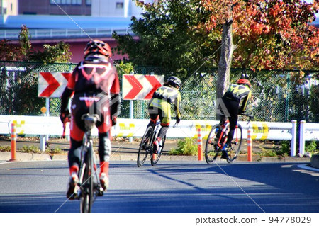 Cyclistes running through like a gale Cyclistes running through like a gale 94778029