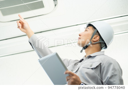 男，維修，工人，工作服，工作服，頭盔，檢查，平板電腦，土木工程系統 94778040