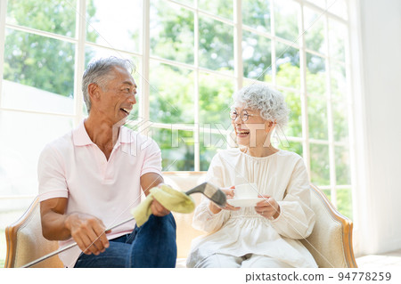 老年夫婦在客廳裡放鬆 94778259